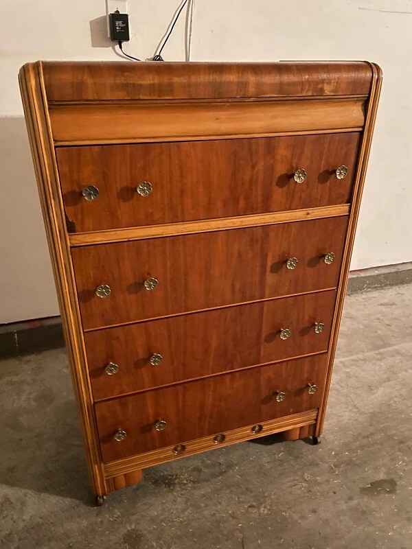 One lucky Redditor stumbled on a stunning vanity set for just $45 at an estate sale.