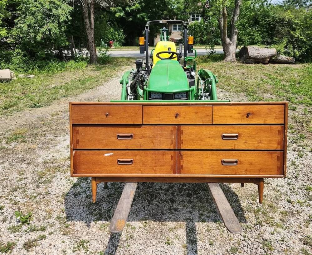 One Redditor shared a photo of a vintage mid-century modern Lane dresser that was found discarded on the side of the road.