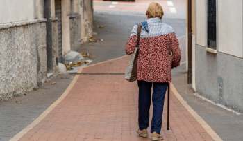 A new international review of studies has concluded that air pollution increases the likelihood of frailty in both middle and old age.
