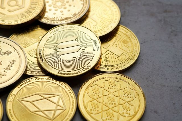 Experts are warning of "significant gaps" in rules governing the global crypto market, which could destabilize the financial sector.