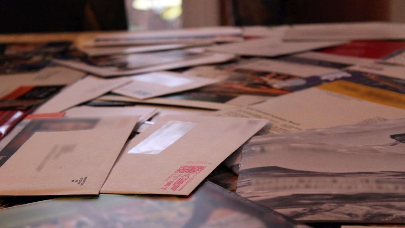 A homeowner shared a photo of what at first looked like an ordinary promotional mailer from Hilton Grand Vacations.