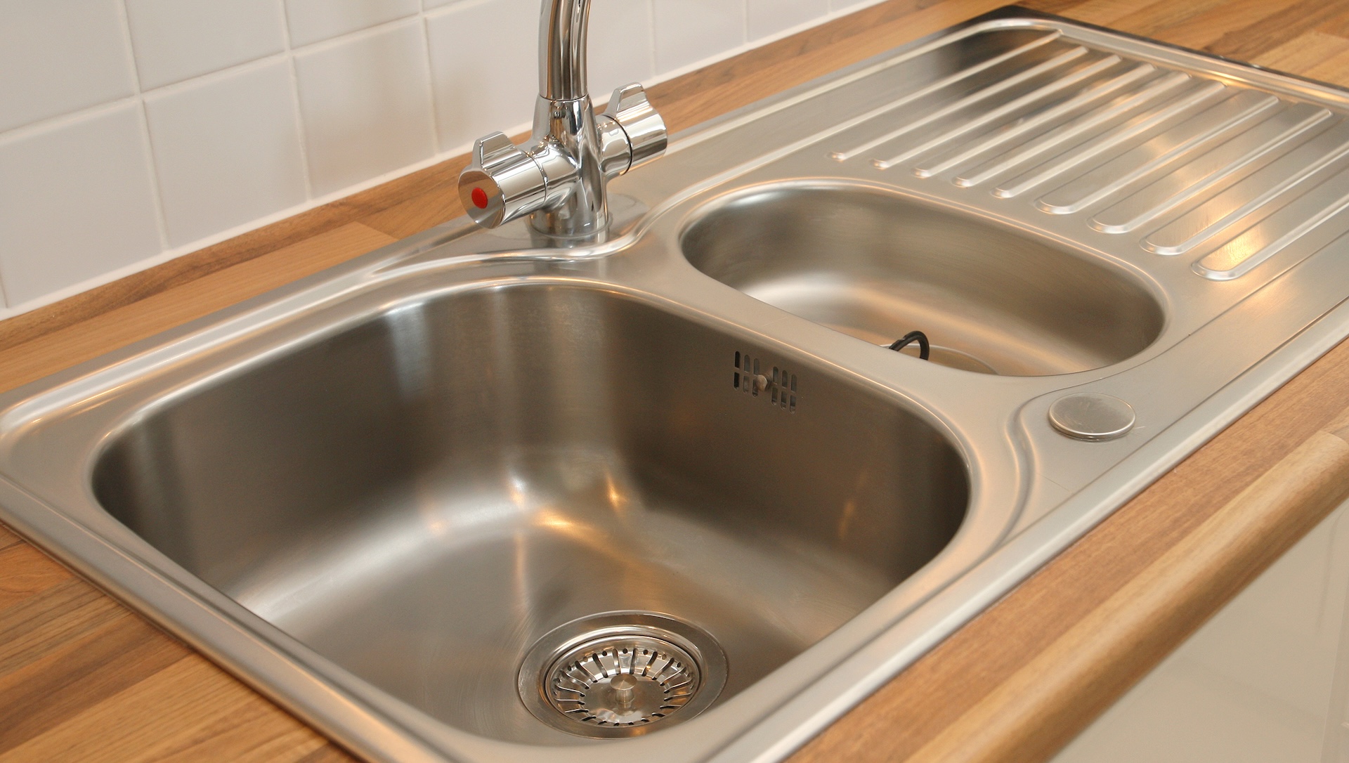 Handyman demonstrates easy step-by-step technique to unclog sink without chemicals: 'Got it freed up'