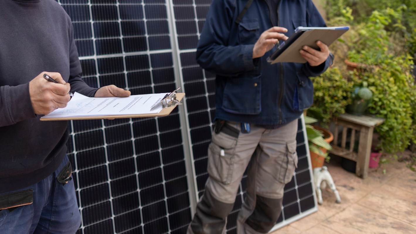 One Redditor was unsure about leasing solar panels and took to Reddit in search of advice about the best option.