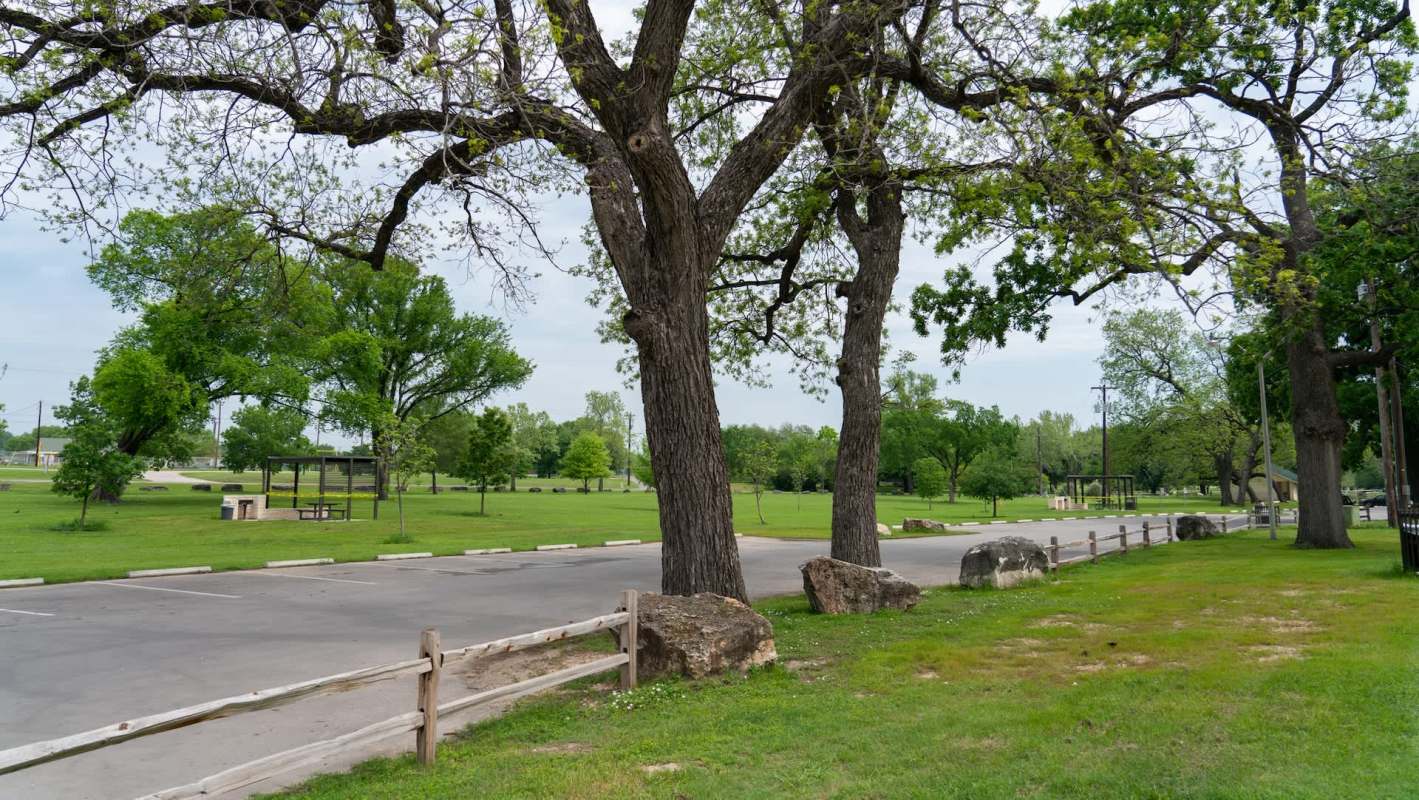 Littering is always disrespectful and terrible for the environment, but seeing people discard their trash directly in nature makes it even more infuriating.