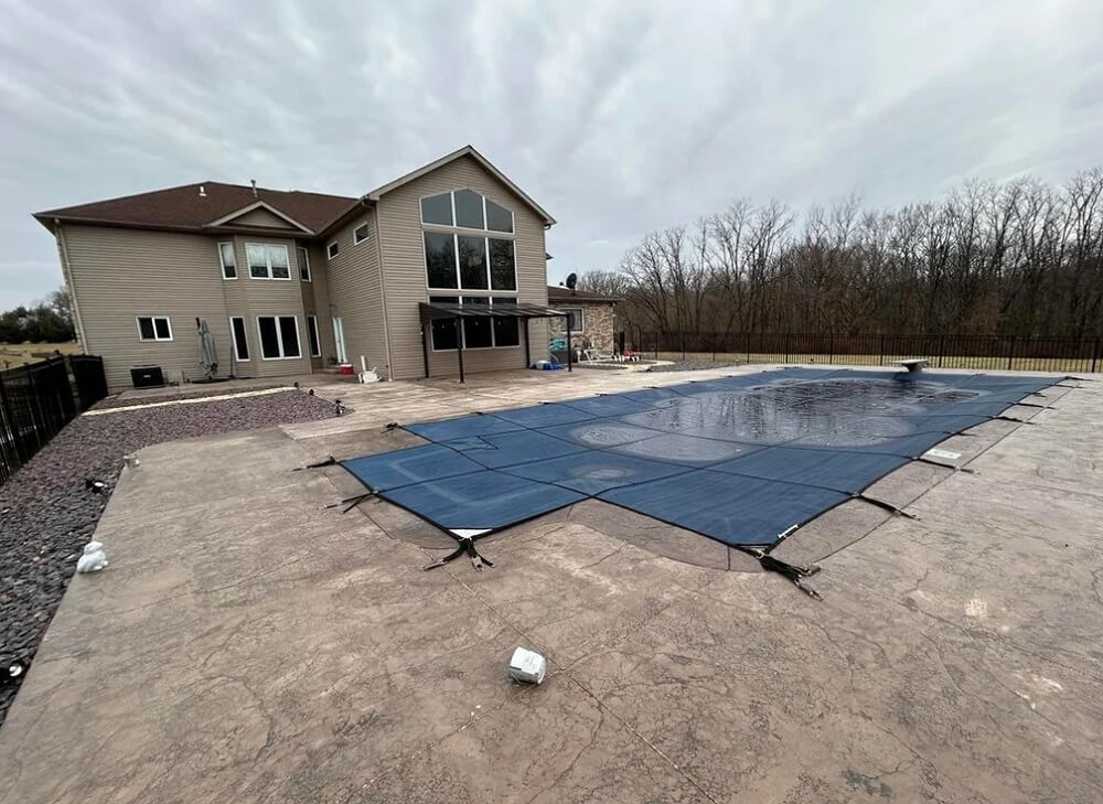 A "newly renovated" home was absolutely roasted for its bizarre lack of landscaping.