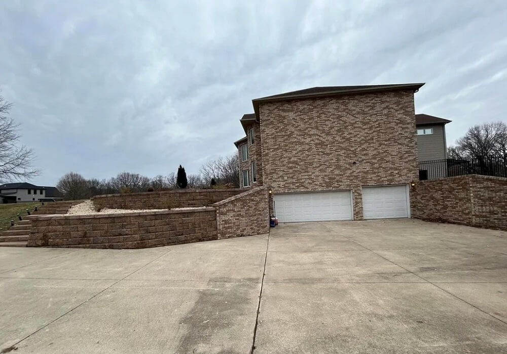 A "newly renovated" home was absolutely roasted for its bizarre lack of landscaping.