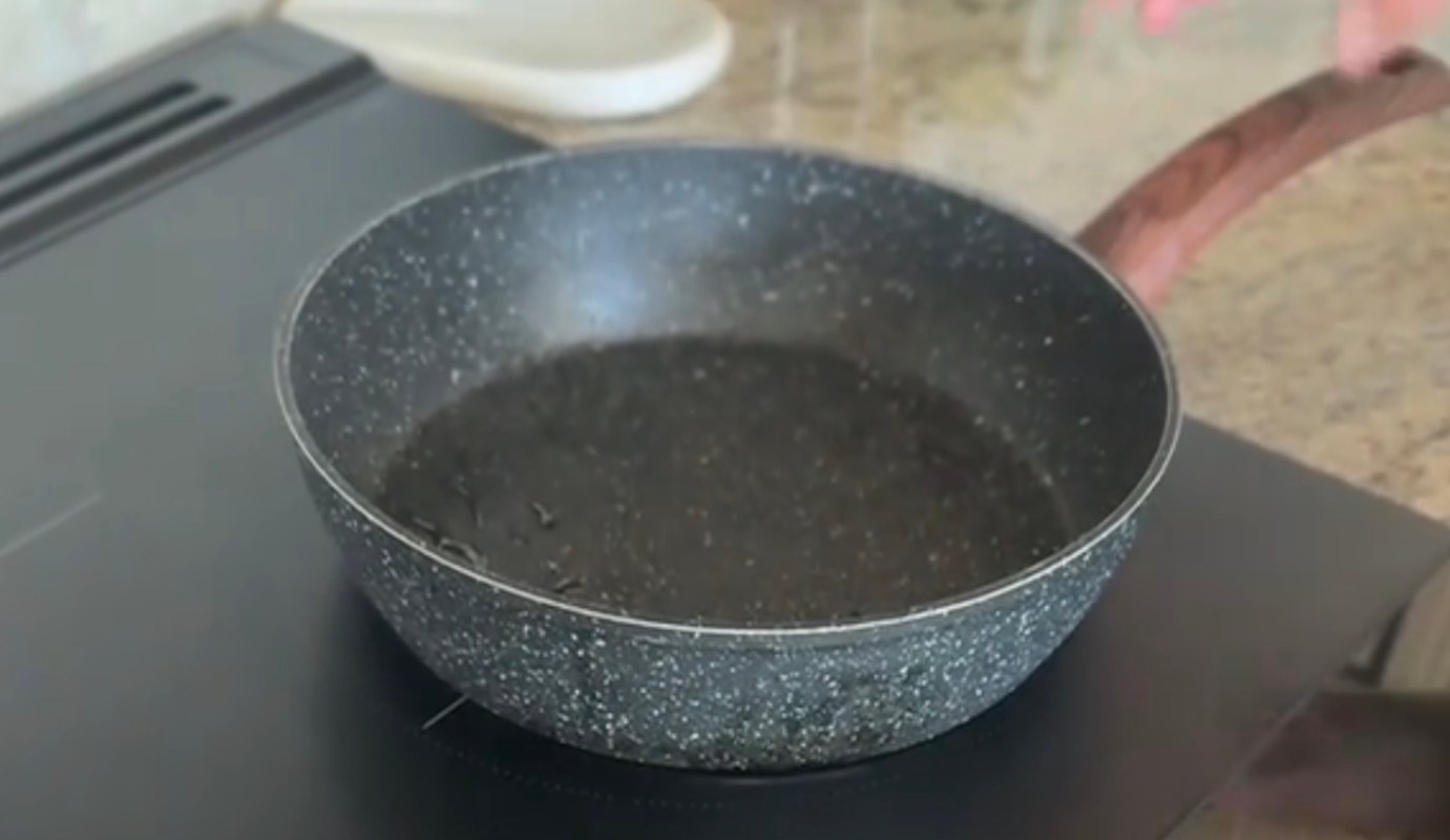 One couple posted an enthusiastic review of their new Samsung Bespoke induction range, showing off its high-tech cooking capabilities.