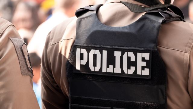 Mozambique's National Criminal Investigation Service detained a group for illegal wildlife trafficking, seizing 10 elephant tusks, among other items.