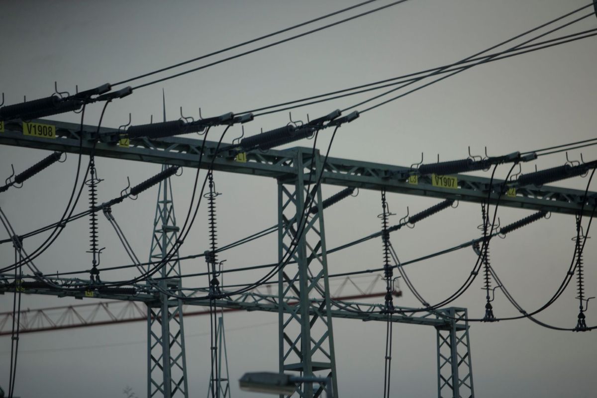 When the power grid fails, most homes' solar systems shut down as well. But one homeowner found a way to keep the lights on.