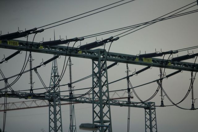 When the power grid fails, most homes' solar systems shut down as well. But one homeowner found a way to keep the lights on.