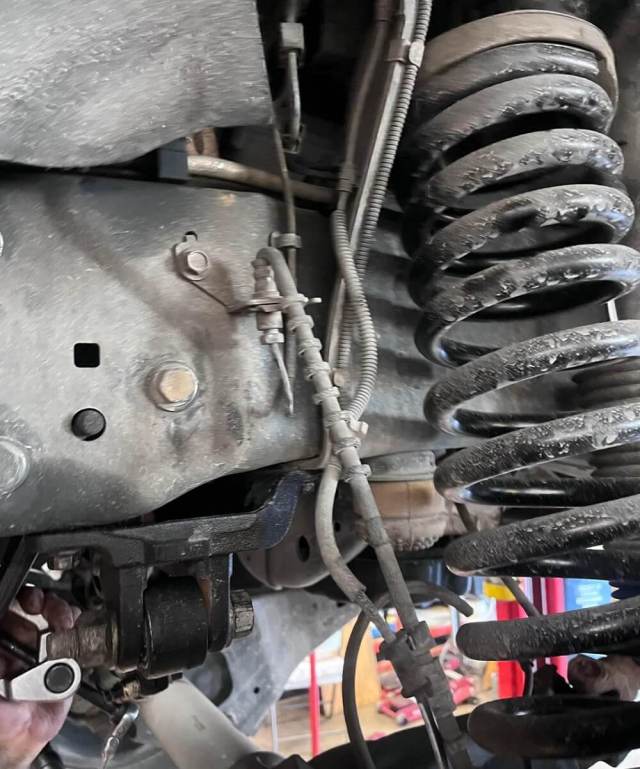 One mechanic didn't exactly endorse the idea of a lifted truck, and took to Reddit to demonstrate why.