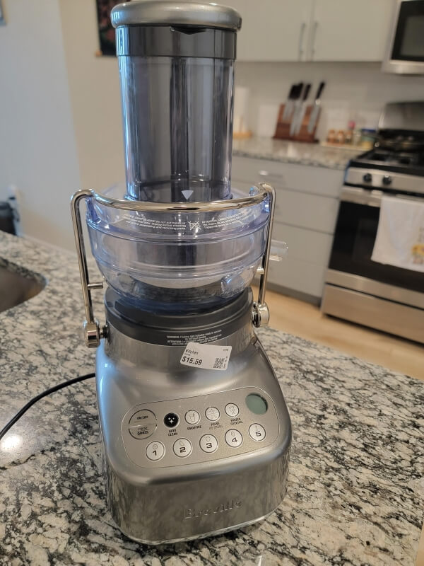Redditors are flipping out after someone scored an incredible deal on a Breville juicer at a thrift store.