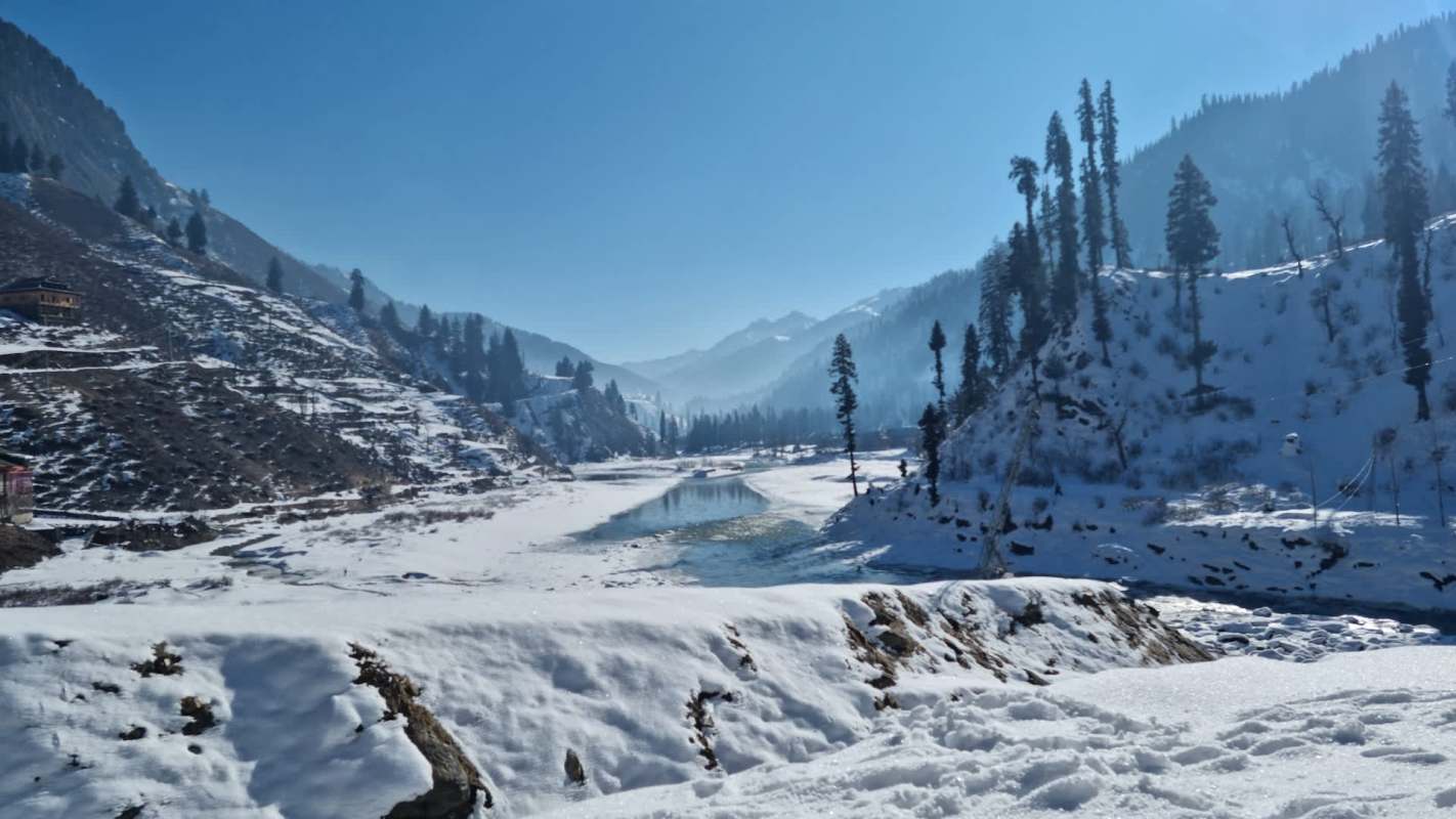 Residents of the remote Lot Koh Valley in Chitral, Pakistan, experienced a rare moment when a snow leopard appeared near their homes.