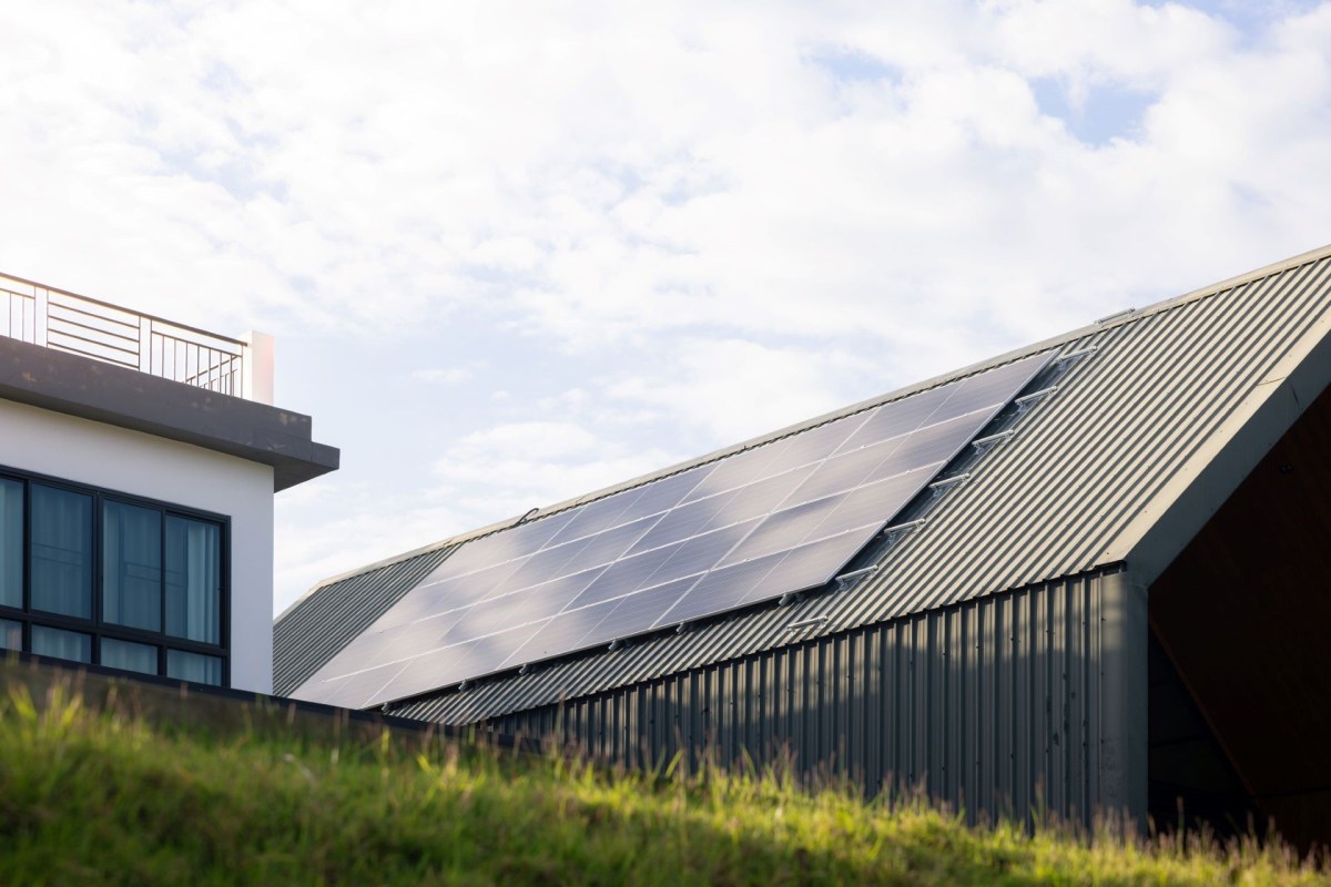 A new molecule exhibits a "pronounced ferroelectric effect" that improves power-conversion efficiency in tandem perovskite/silicon solar cells.