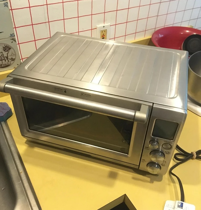Looking for a Breville Smart Oven on the cheap? One Redditor scored a $250 toaster oven for less than $13 at the thrift store.