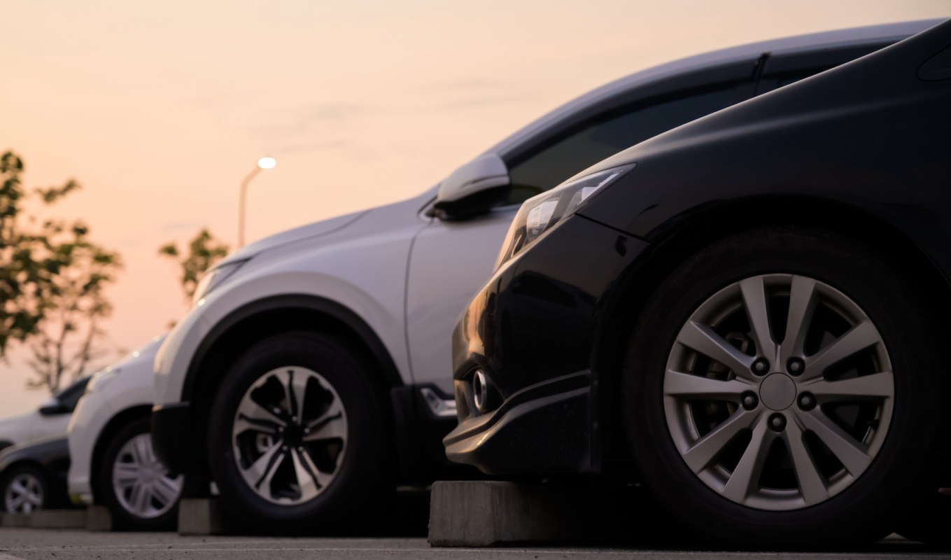 In a pair of EV industry's setbacks, the European Commission walked away from its planned prohibition on new gas-powered cars, and Ford announced major cutbacks.