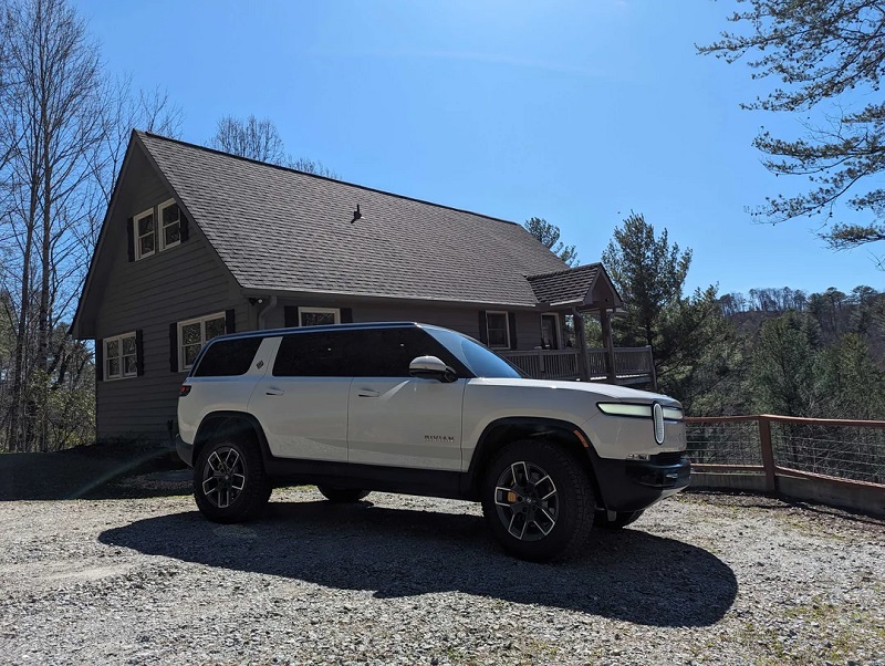 One Redditor's opinion on the Rivian 2023 Quad Large 20" R1S was shared after a year of driving it.