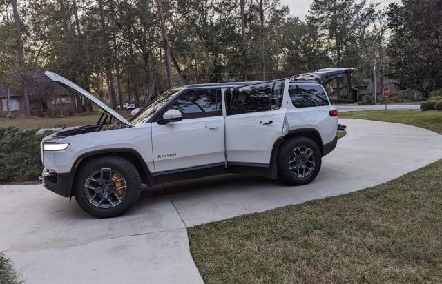 One Redditor's opinion on the Rivian 2023 Quad Large 20" R1S was shared after a year of driving it.