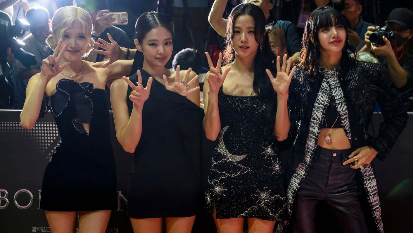 One Reddit post criticized BLACKPINK's travel habits, arguing that they contradicted their public environmental image.