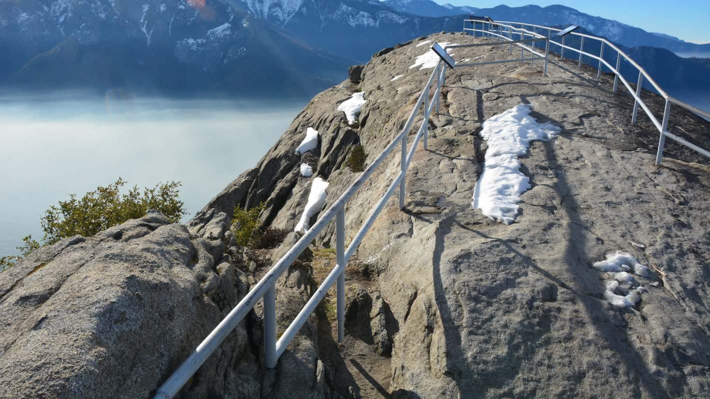 One Redditor snapped a picture of an obnoxious park visitor standing on a deadly trail at Moro Rock in Sequoia National Park.