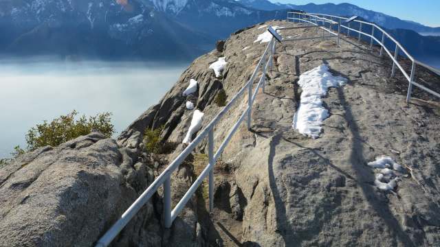 One Redditor snapped a picture of an obnoxious park visitor standing on a deadly trail at Moro Rock in Sequoia National Park.