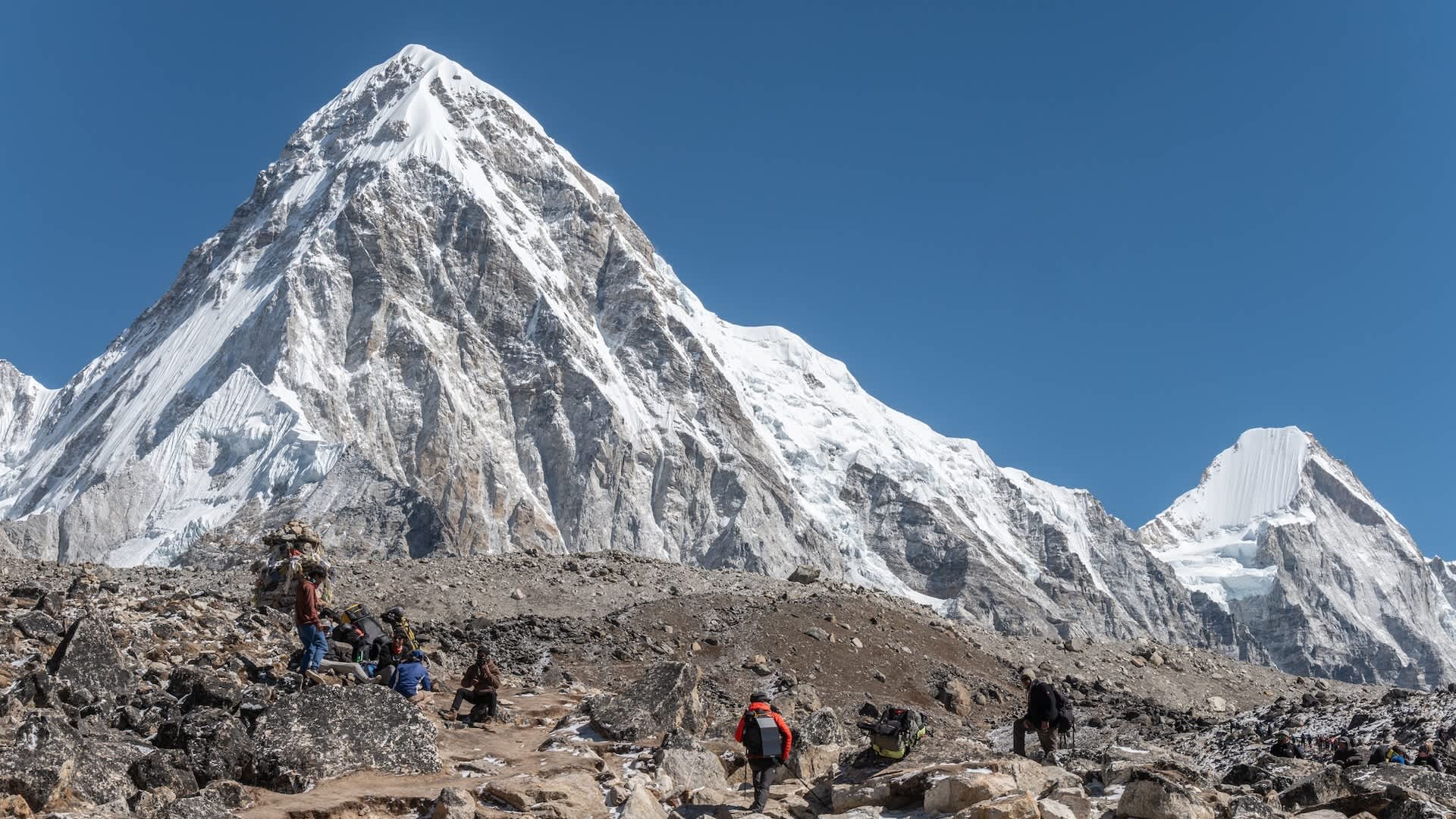 Hiker captures video of 'disgusting' tourist behavior on Mount Everest: 'That's so depressing'