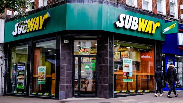 A post on Reddit's r/subway community is calling out the sandwich chain for its allegedly wasteful cookie policy.