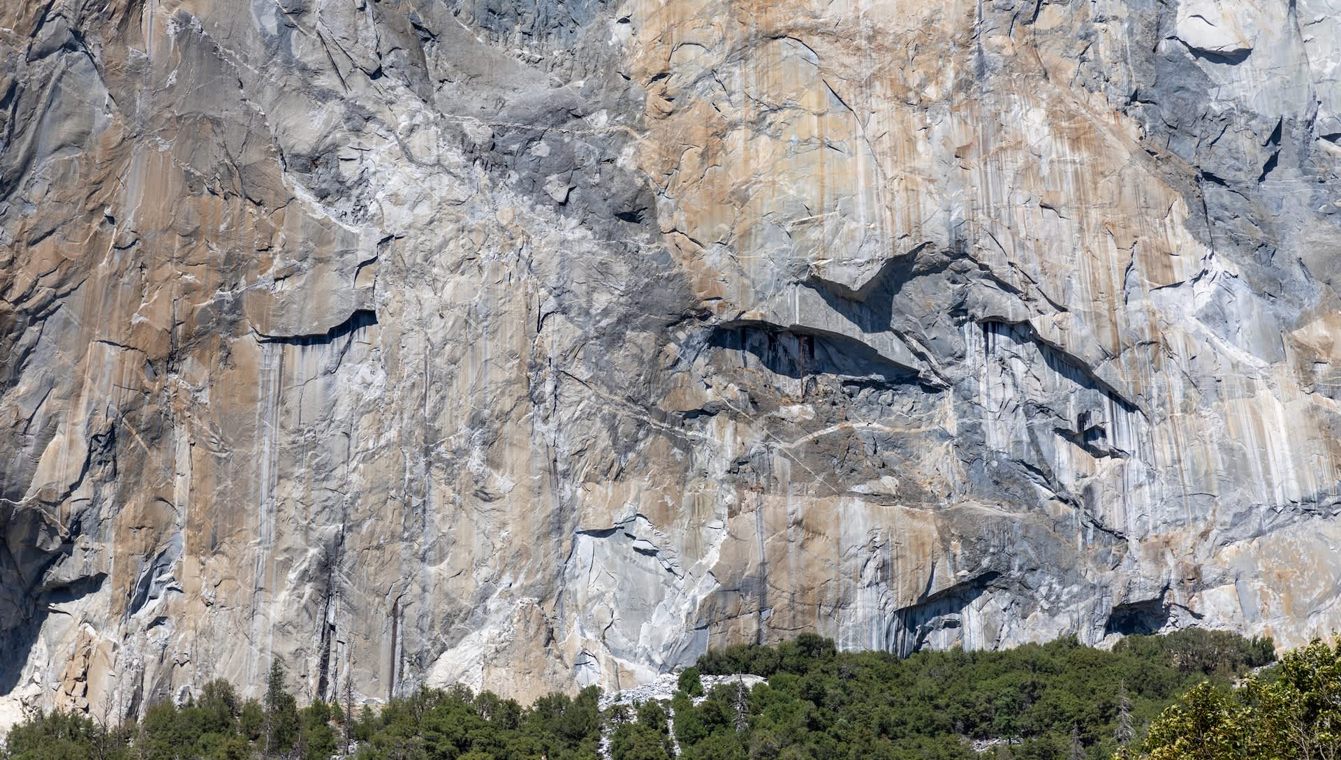 Onlooker shares photo of reckless tourist's shocking actions at US national park: 'Shouldn't be there'