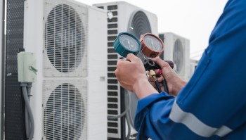 One sneaky Redditor discovered an apparent air conditioner's scam after identifying a disconnected wire in their thermostat.