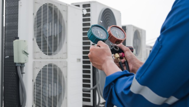 One sneaky Redditor discovered an apparent air conditioner's scam after identifying a disconnected wire in their thermostat.