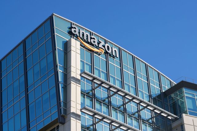 Amazon's dynamic pricing algorithm led schools and municipalities to overpay for office supplies, a new report has indicated.