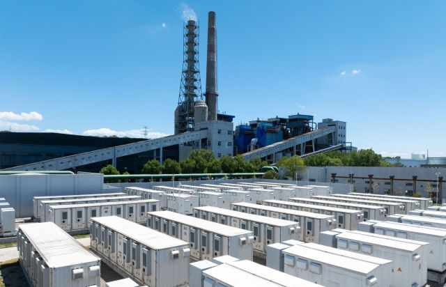 In 2025, a record number of clean energy projects were approved in the UK, thanks to new government rules.