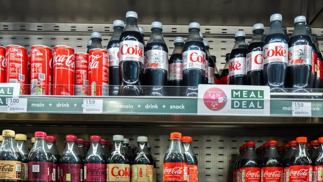 Content creator David Céspedes recently shared a video revealing which variety of Coke is the best of the worst, As USA reported.