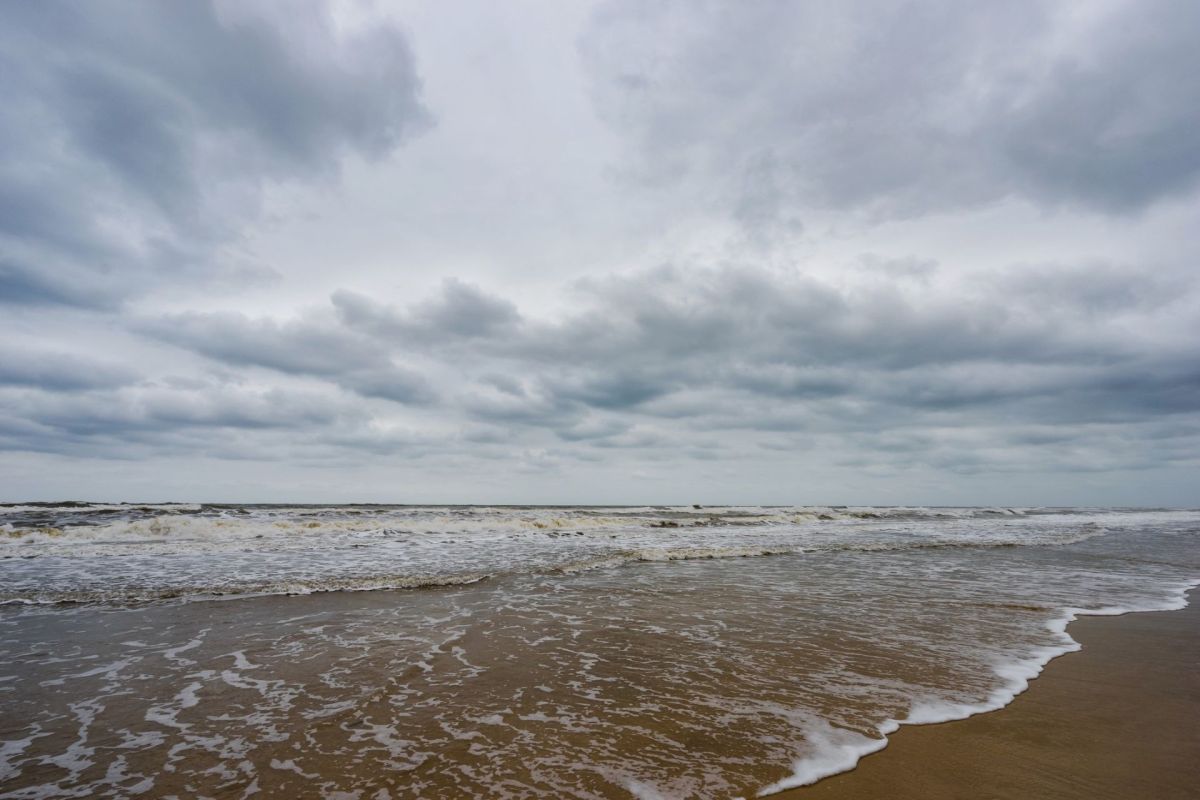 A beachside barge ad in Florida drew attention for all the wrong reasons after a Redditor shared their troubling experience.