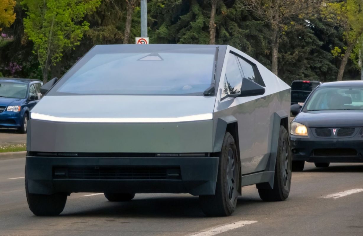 One Tesla driver credits the supervised Full Self-Driving system in his Cybertruck for avoiding a potentially fatal collision along Highway 54 in New Mexico.