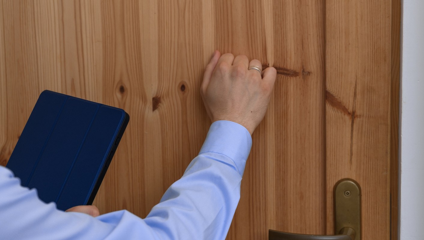 One Redditor's warning about door-to-door solar panel scams was shared.