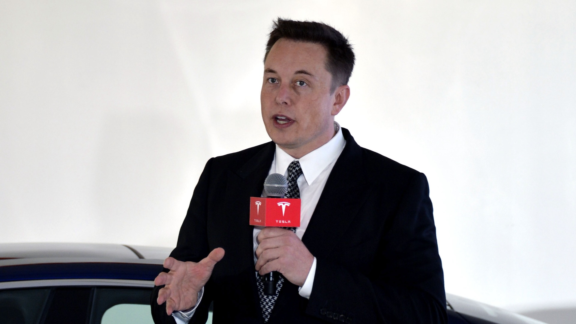 Pop sensation calls out Elon Musk and Jeff Bezos over concerning behavior: 'Dangerous for people'