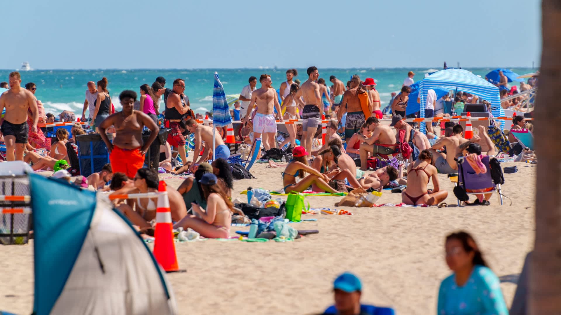Florida beachgoers capture photo of bizarre scene floating offshore: 'This should not be allowed'