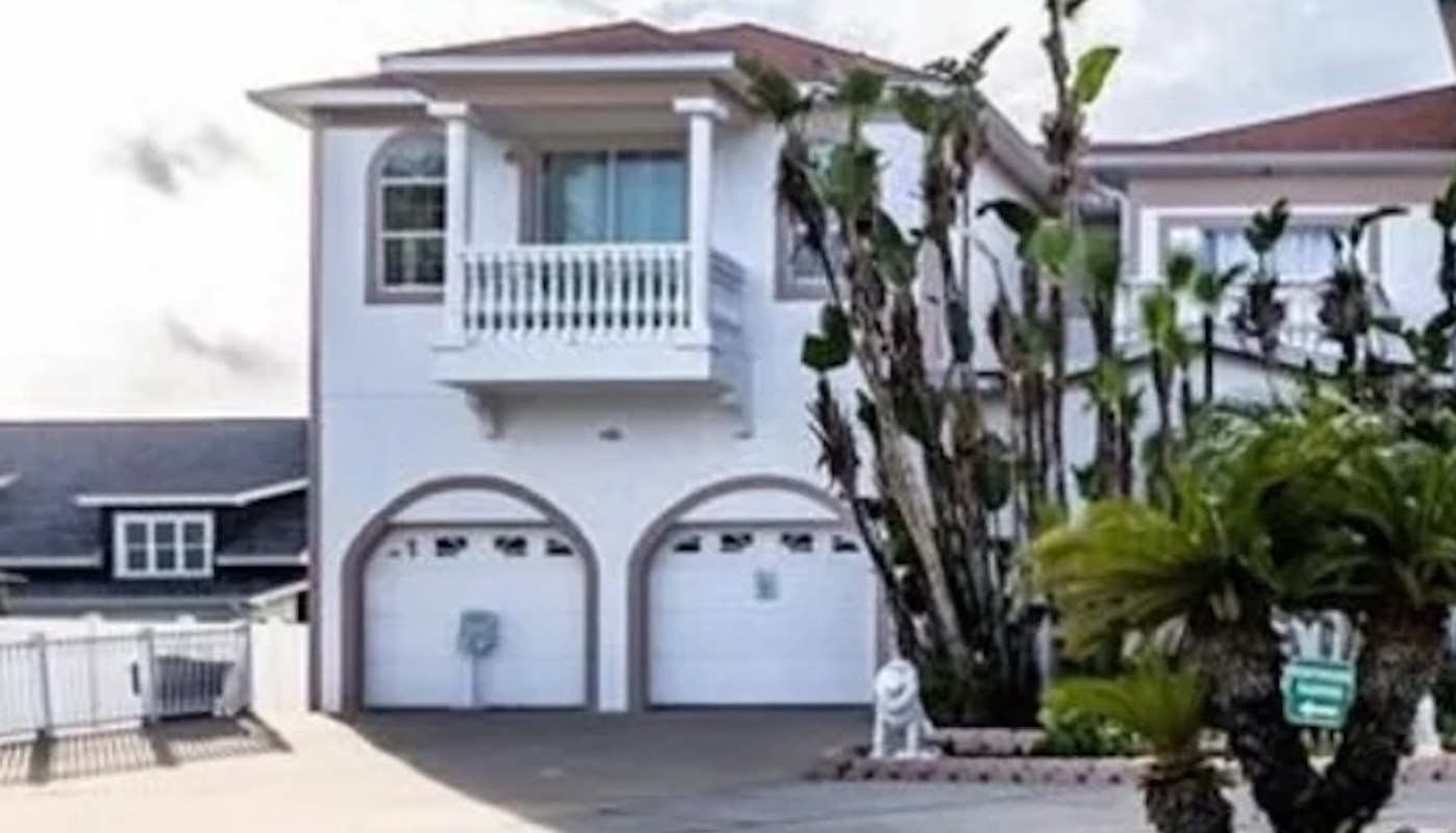 The Reddit post about this ridiculous house with dragon statues and superhero statues went viral.