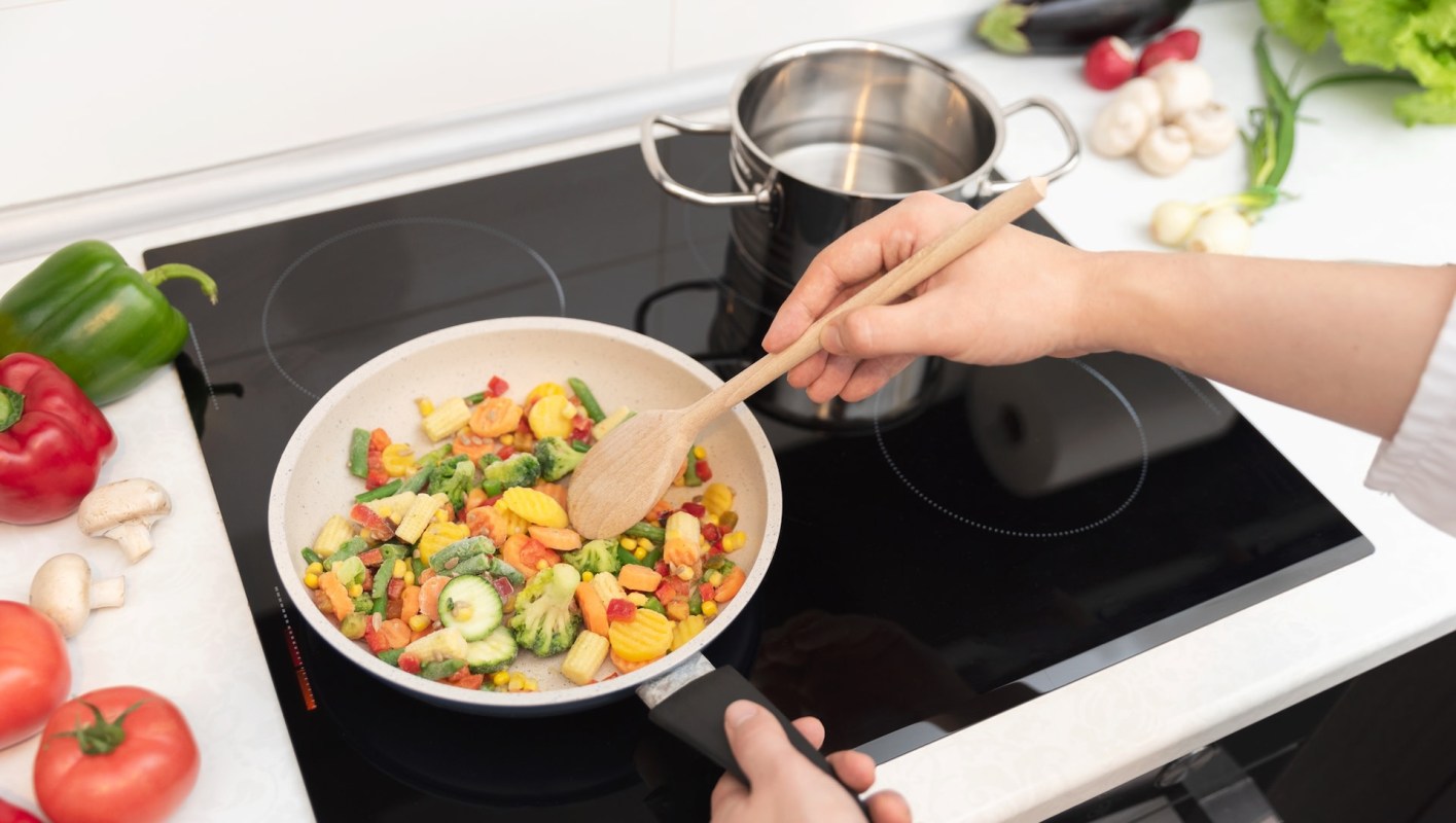 One Redditor shared how they cooked fried chicken on an induction stove with minimal mess, sparking a debate.