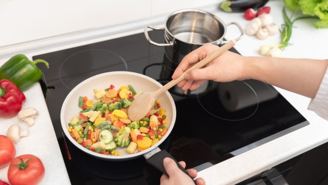 One Redditor shared how they cooked fried chicken on an induction stove with minimal mess, sparking a debate.