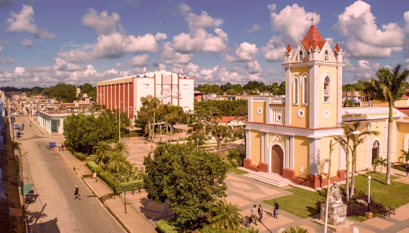 The rapid spread of the giant African snail is raising concern across parts of western Cuba, as residents share photos, jokes, and growing worries about an invasive species.