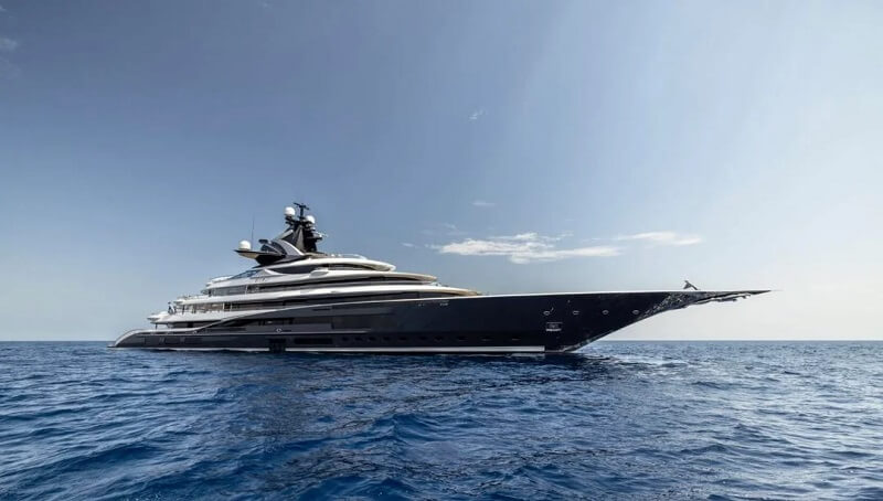 A viral Reddit post highlighted a celebrity New Year's celebration aboard the Kismet, a $360 million superyacht owned by billionaire Shahid Khan.