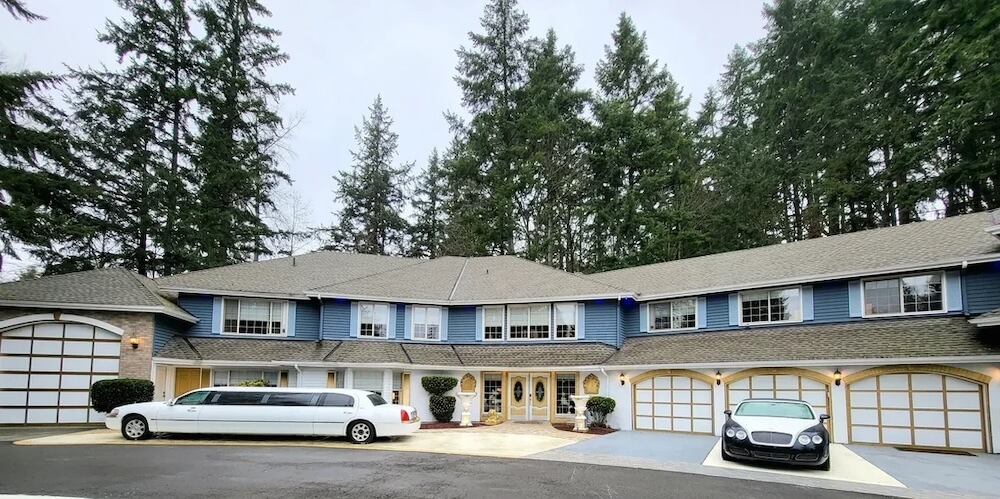 One Reddit user's shared photos of a McMansion and its hilariously gaudy interiors.