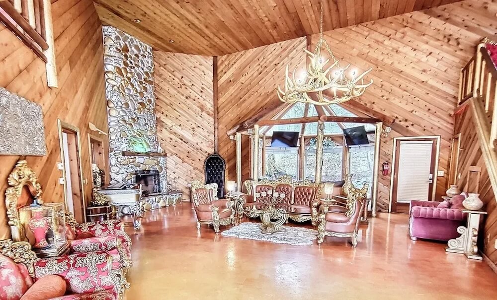 One Reddit user's shared photos of a McMansion and its hilariously gaudy interiors.