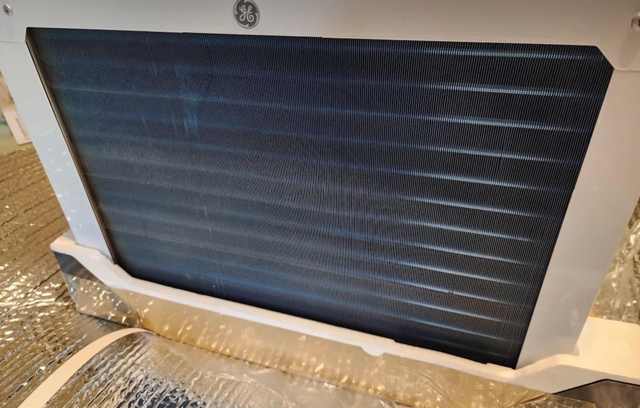 One Reddit user shared how their heat pump window unit kept their room toasty warm, even when it was freezing outside.