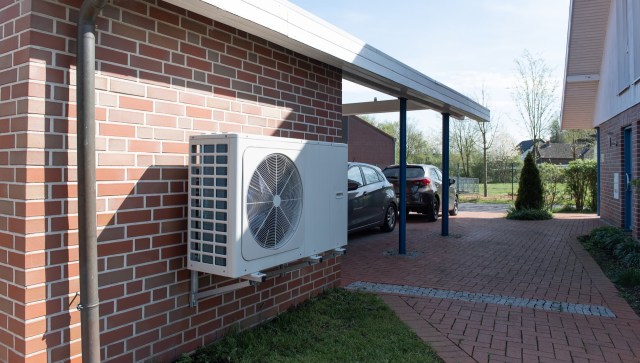 Several Redditors' provided advice on buying a heat pump, emphasizing proper sizing and long-term cost considerations.