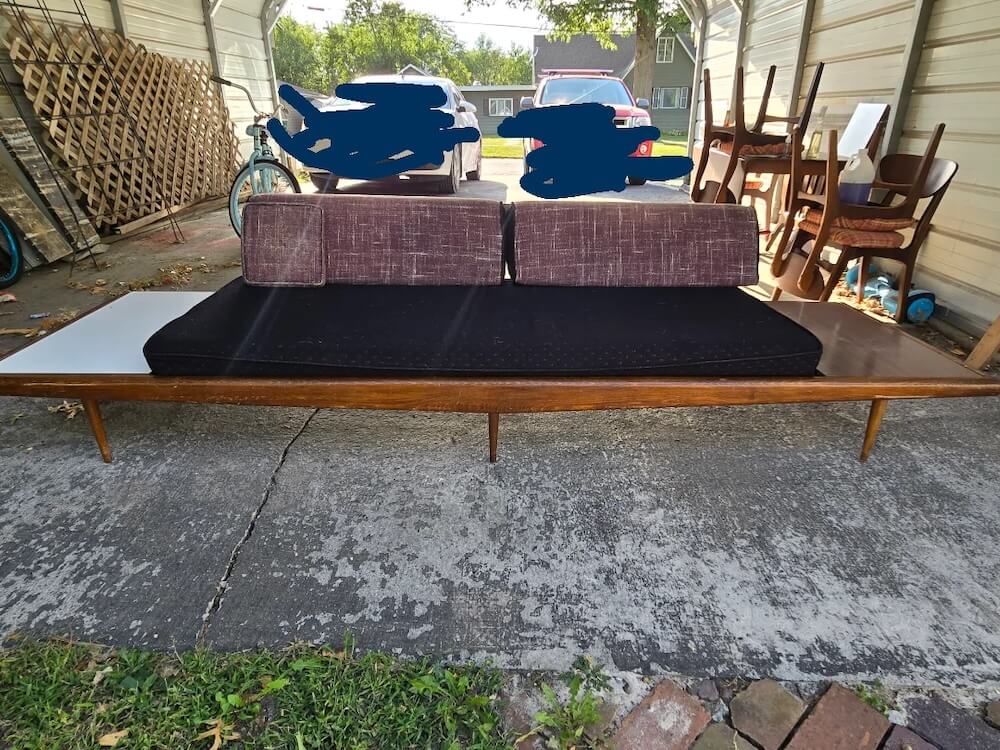 One Redditor shared a phenomenal roadside find, revealing how they picked up a daybed off the curb in Southwest Iowa.