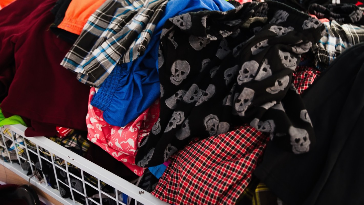 One Redditor had an incredible last-minute discovery at a Goodwill store, where they found a beautiful double wedding ring quilt.