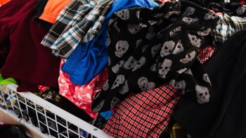 One Redditor had an incredible last-minute discovery at a Goodwill store, where they found a beautiful double wedding ring quilt.